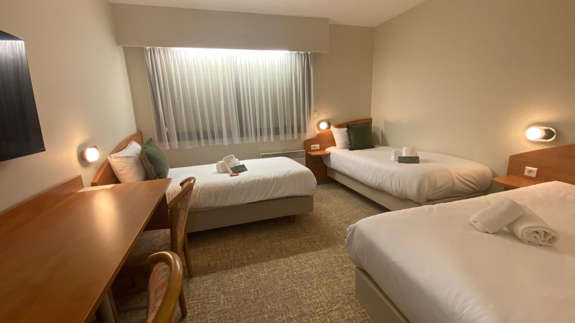 Hotel The Originals City, Le Logis D'elbée, Cholet Nord 2*